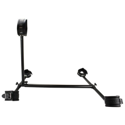 Usnjeni okovi na kovinskem ogrodju